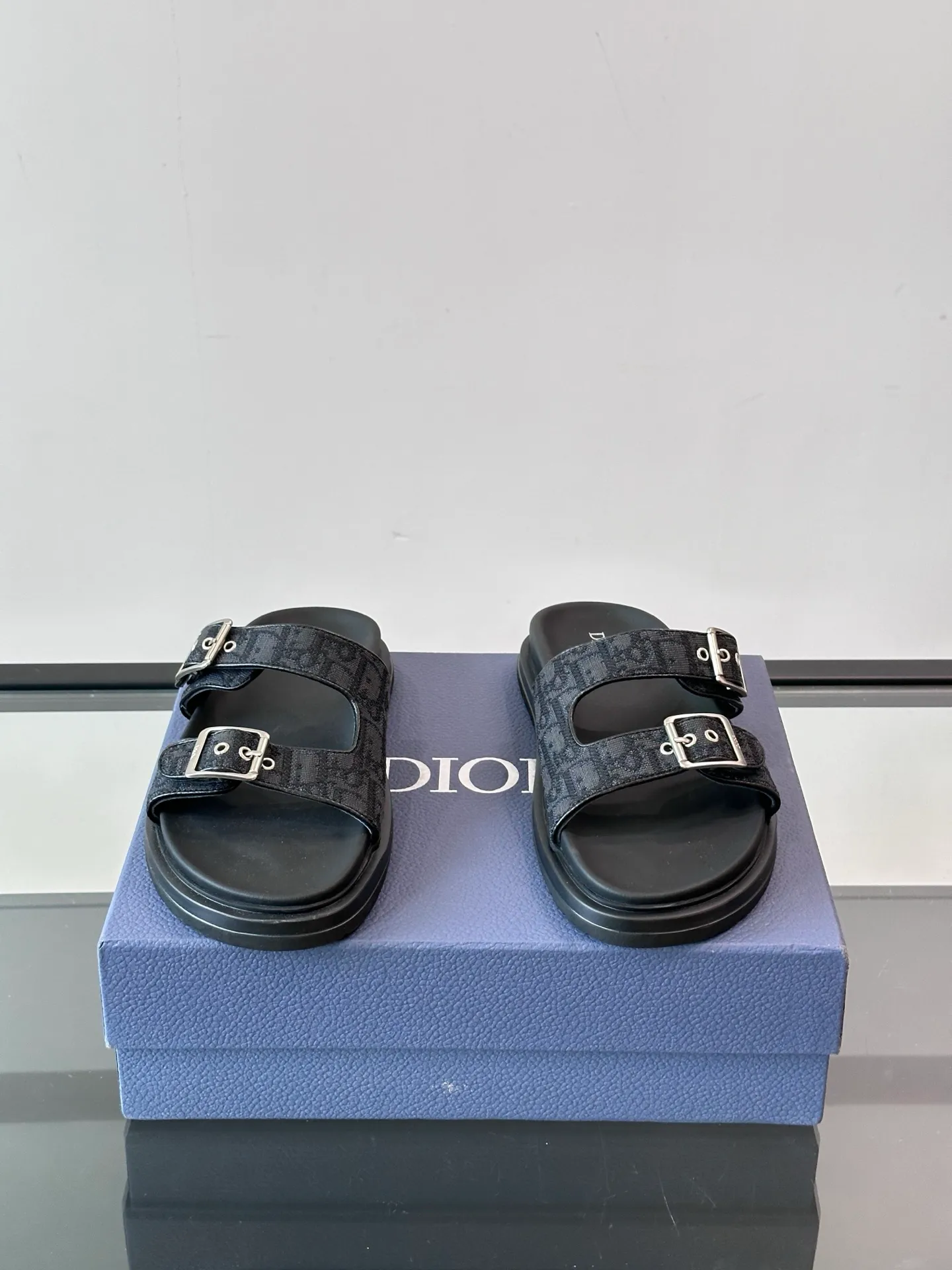 Factory price: 300💰Dior Aqua men's sandals and slippers. Showcasing Dior haute couture design. The Dior gray suede strap is accented with an aluminum Dior buckle for added style. Paired with a comfortable tonal notch sole, they pair easily with shorts or jeans for a sophisticated look. Main body: suede cow leather, technical fabric lining: cow leather, with adjustable straps, aluminum Dior buckle, Dior gray EVA insole, tonal notch rubber outsole splicing structure👌👌 size: 38-44 (45.46 customized)